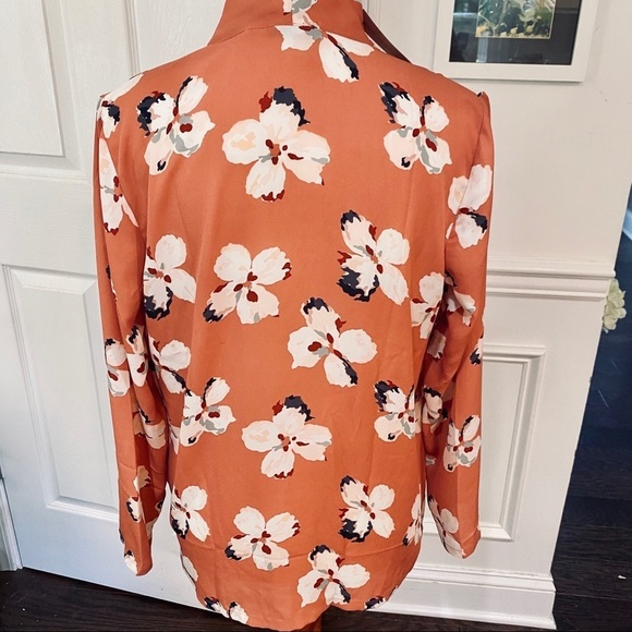 NWT Ann Taylor Factory Petite Floral Wrap Blouse *Host Pick*💗🎉 - Picture 2 of 5